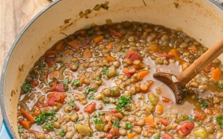 Dieses klassische Rezept für Linsensuppe ist budgetfreundlich und voller Gemüse