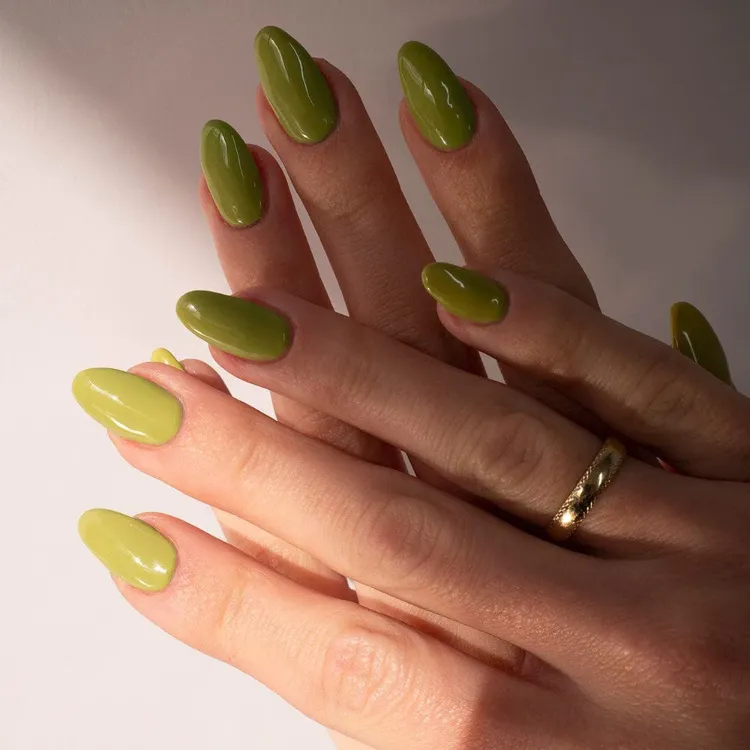 dirty martini nails nageltrend herbst nägel 2023