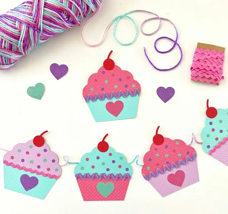 DIY Cupcakes an Schnur binden und mit Girlande das Klassenzimmer dekorieren
