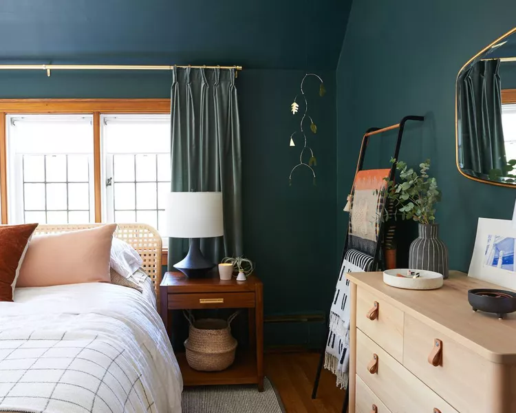 dunkelgrün als hauptfarbe bei der wandgestaltung des schlafzimmerswählen und mit holzmöbeln kombinieren