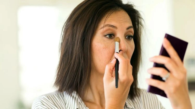 Dunkle Augenringe ab 50 wegschminken - Make-up-Tricks