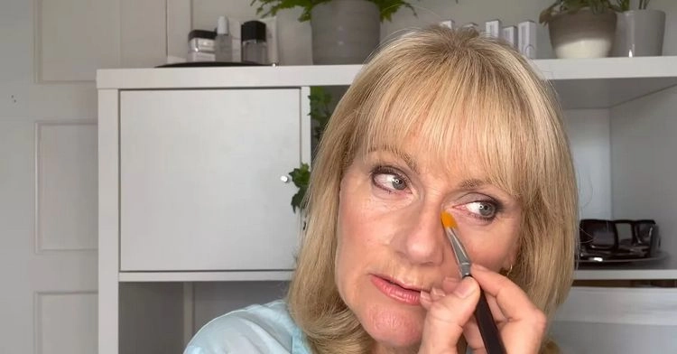 Dunkle Augenringe ab 50 wegschminken - mithilfe dieser hilfreichen Make-up-Tipps kaschieren Sie müde Augen