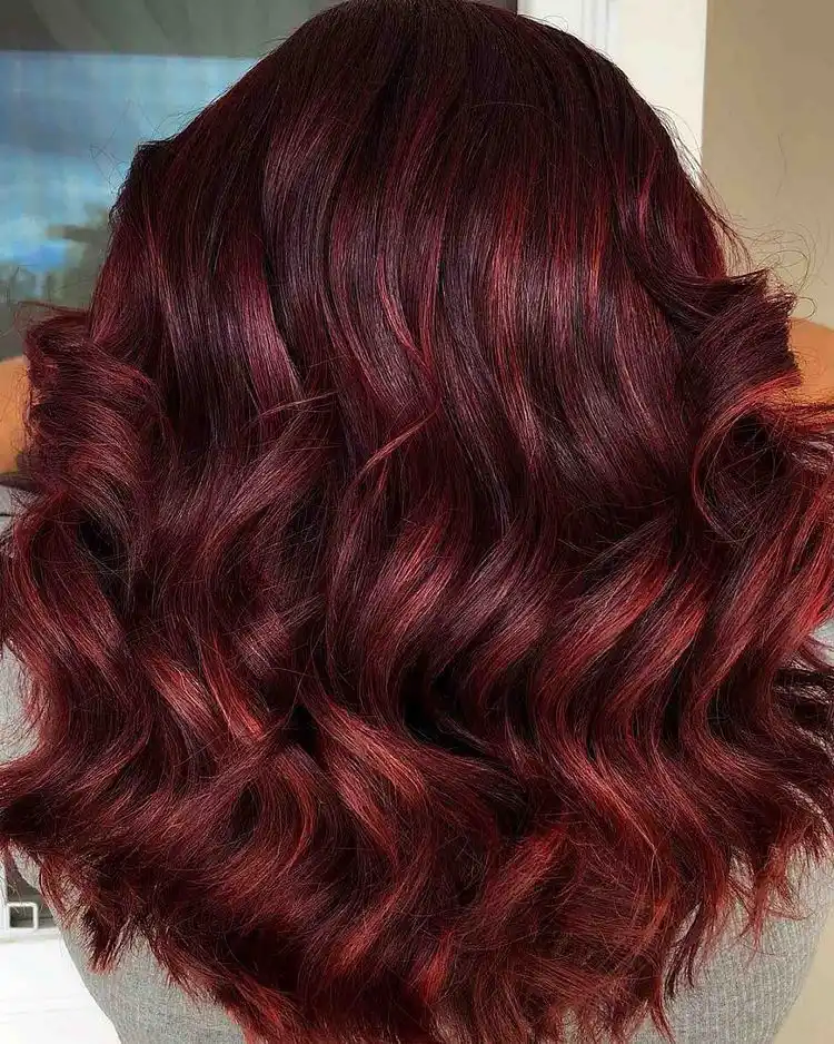 Dunkle, rote Haarfarbe liegt im Trend Herbst 2023