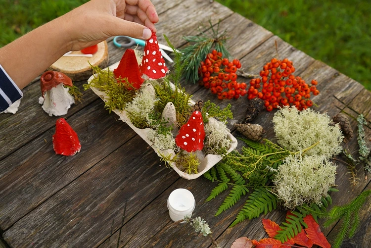 Eierkarton mit Moos dekorieren und Fliegenpilze stecken