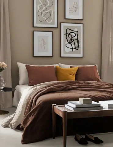 Das Schlafzimmer mit braunen Wänden liegt voll im Trend