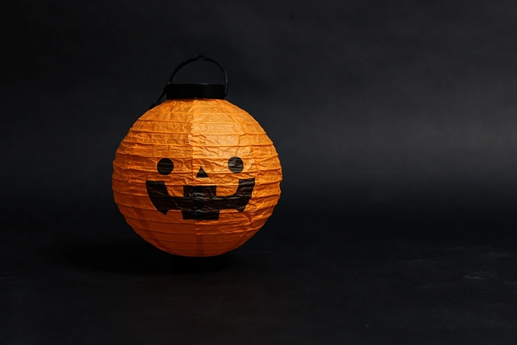 Einen einfachen Lampion mit einer Fratze bemalen