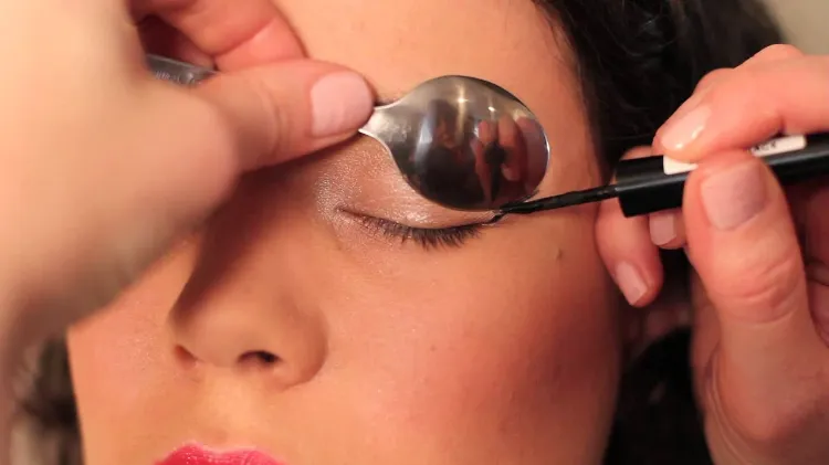 eyeliner mit löffel auftragen geniale make up tricks