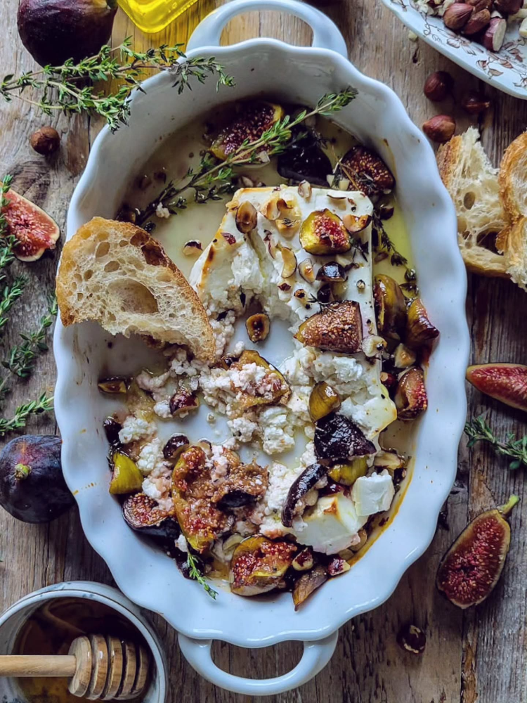 feigen mit gebackenem feta und brot