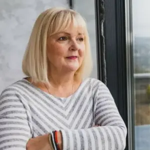 Frisuren bei Übergewicht im Alter - Pausbacken mit einem Long Bob kaschieren