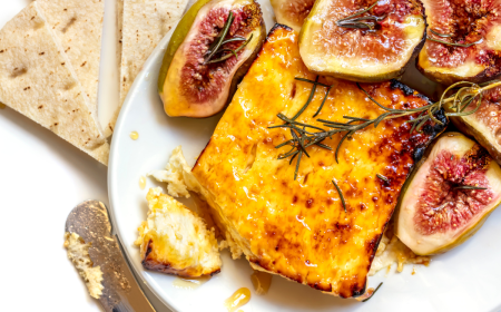 gebackener fetakäse mit honig und rosmarin, auf teller mit gerösteten feigen und pitakbrot