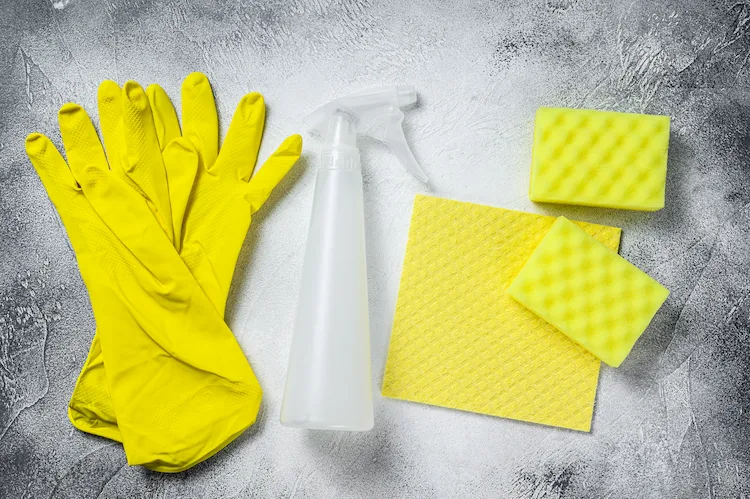 geeignete schutzausrüstung wie gummihandschuhe und reinigungswerkzeug in der toilette verwenden