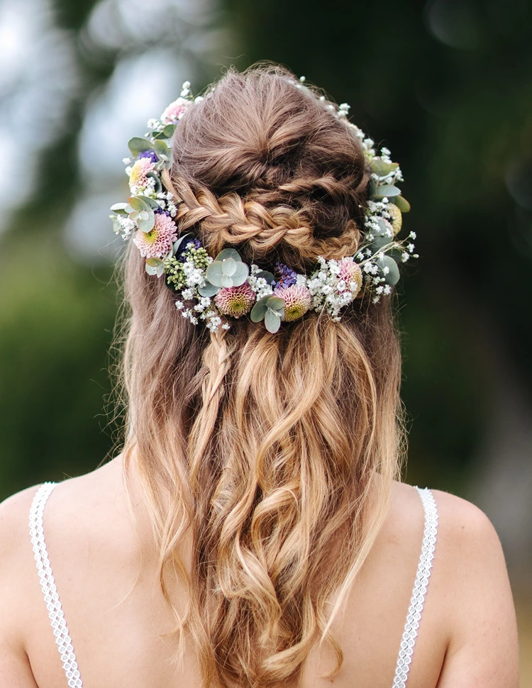geflochtener halboffen look mit vollem blumenkranz fürs dirndl