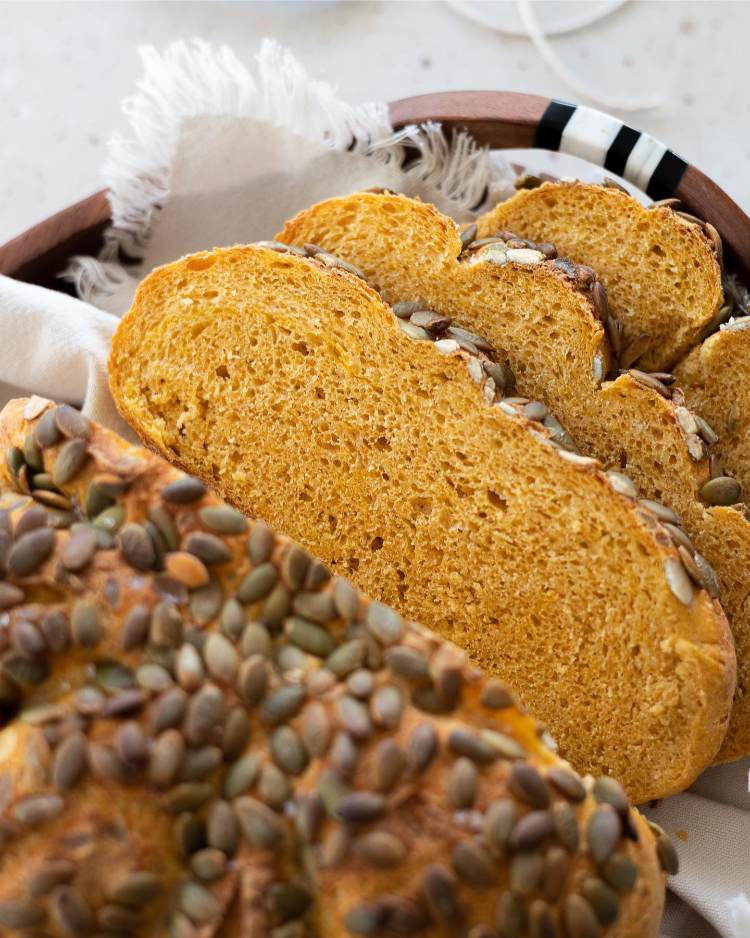geschnittenes kürbisbrot mit kürbiskernen