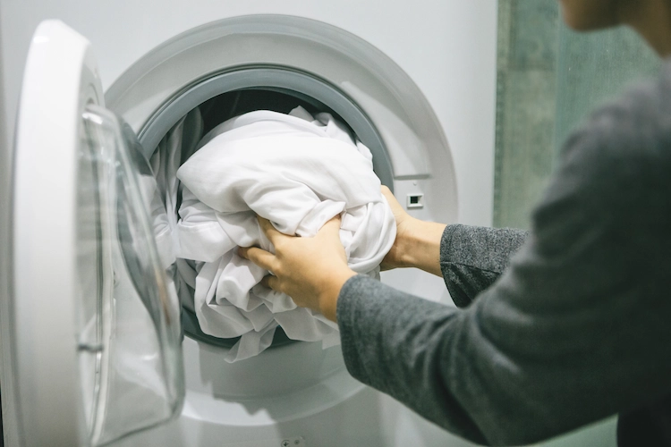 weiße wäsche in der waschmaschine aufhellen und richtig sauber machen
