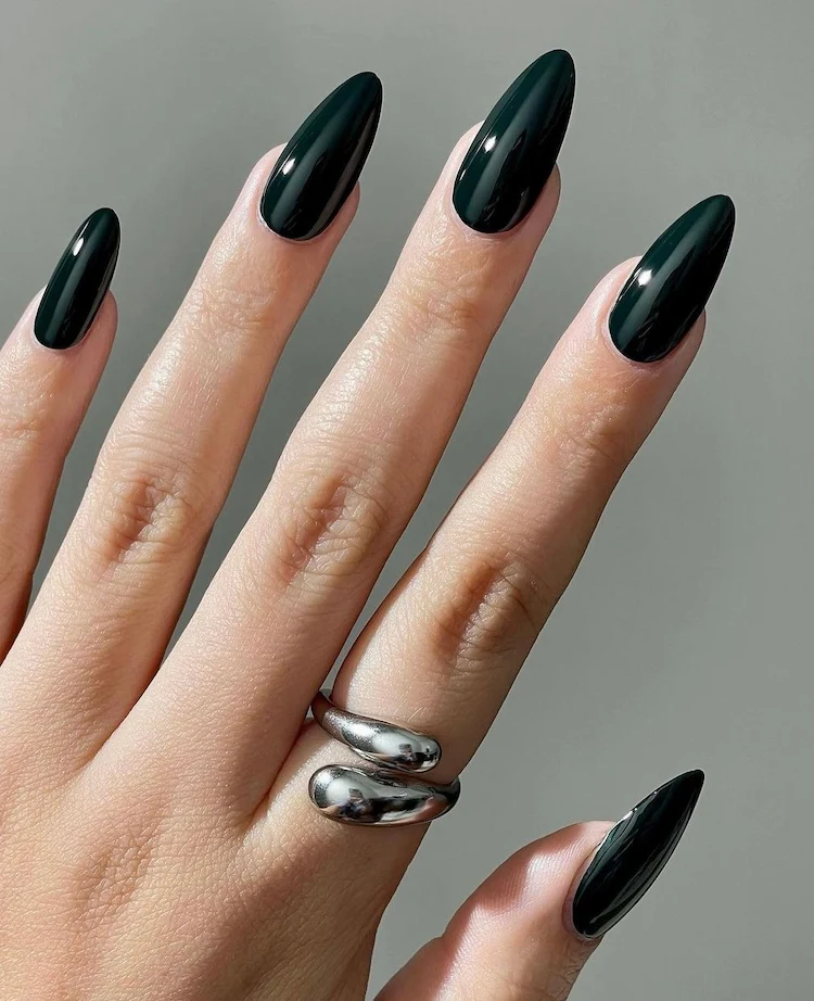 Gothcore Trend - schwarze Nägel im Herbst tragen