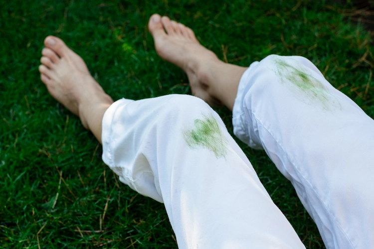 Grasflecken aus weißer Jeans mit Zahnpasta entfernen