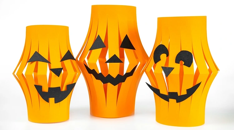 Gruselige Lampions aus Papier selber machen mit Halloween-Grimassen
