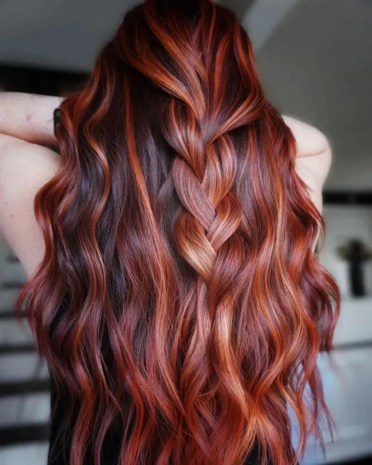 Haare in einem extravaganten Rot und Kupferton