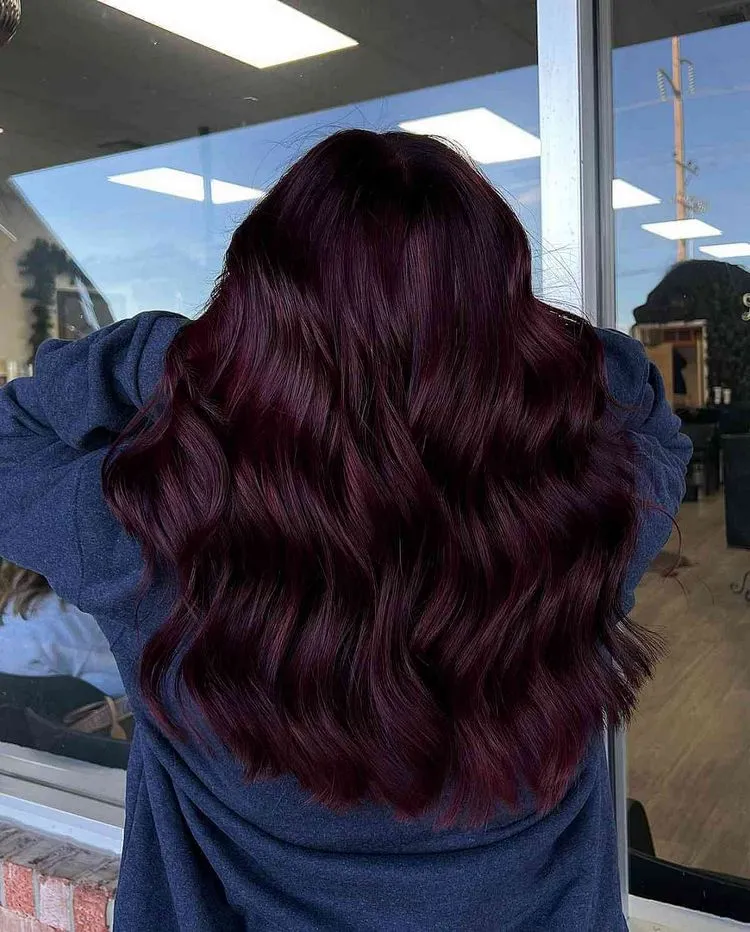 Haarfarben-Trends für Rottöne im Herbst 2023 - aktuelles Weinrot