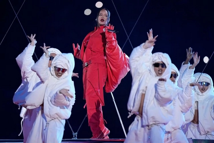 Halloween Gruppenkostüm 2023 - Rihannas Super Bowl Auftritt