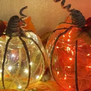 Herbst und Halloween Deko mit beleuchteten Kürbissen aus Glas