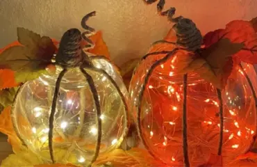 Herbst und Halloween Deko mit beleuchteten Kürbissen aus Glas