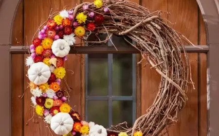 Herbstkranz mit frischen Blumen und weißen Zierkürbissen