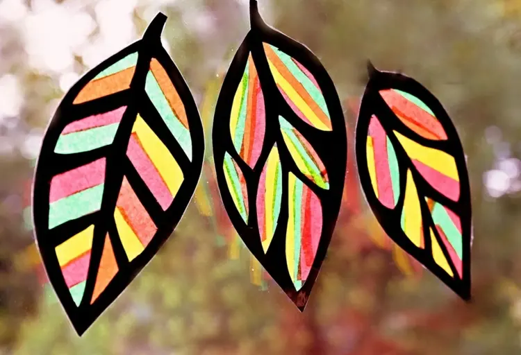 Herbstliche Fensterbilder mit Transparentpapier in Form von Laubblättern