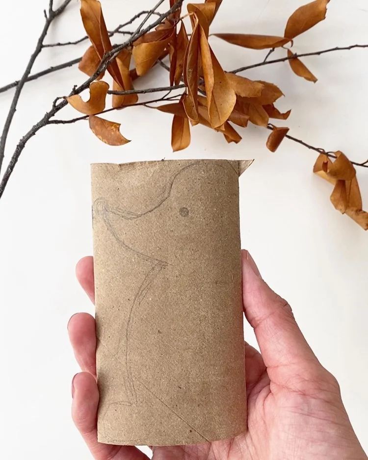Igel basteln mit Klopapierrollen im Herbst - Umrisse zeichnen und ausschneiden
