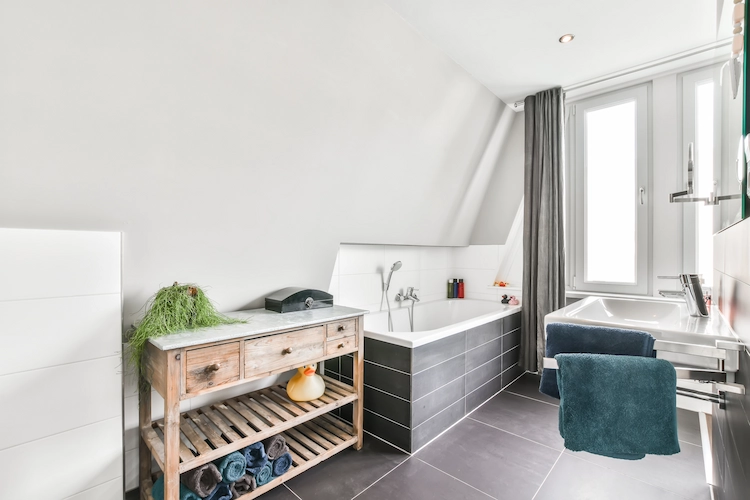 in weiß gestrichenes badezimmer mit schrägdach und minimalistischem design