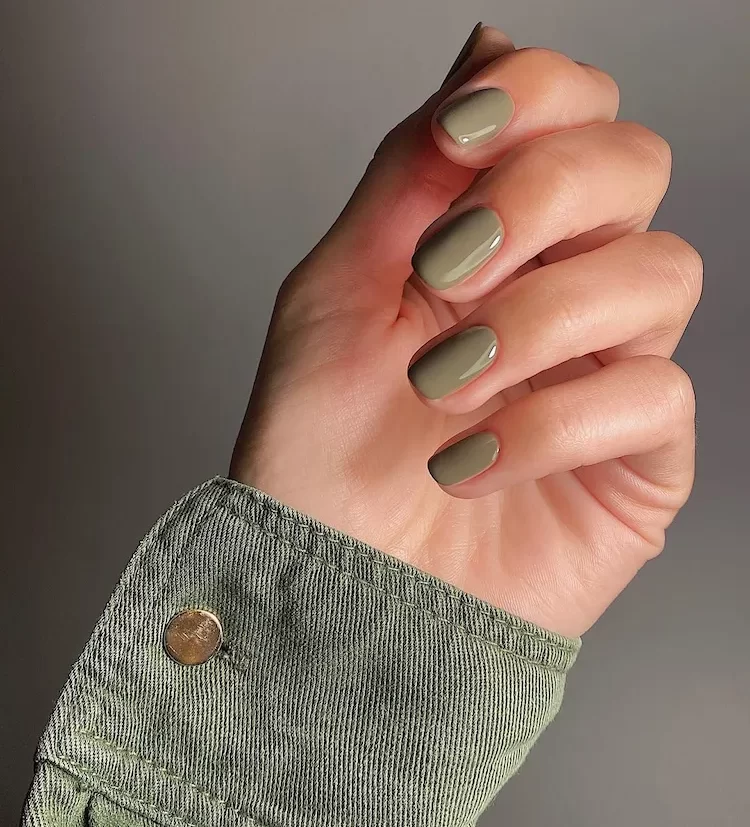 Khakigrün ist eine moderne Nagelfarbe für den Herbst