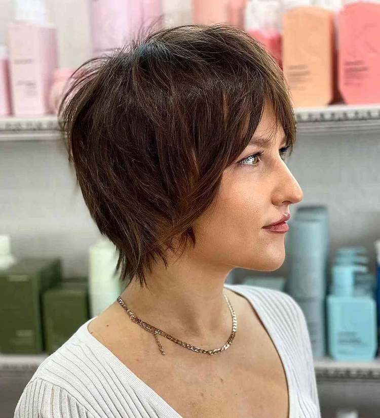 Kinnlange Frisuren, die jeder Frau stehen - Retro Shag kann an jedes Gesicht angepasst werden