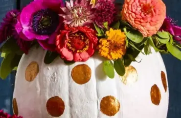 Kürbisse mit Blumen verzieren