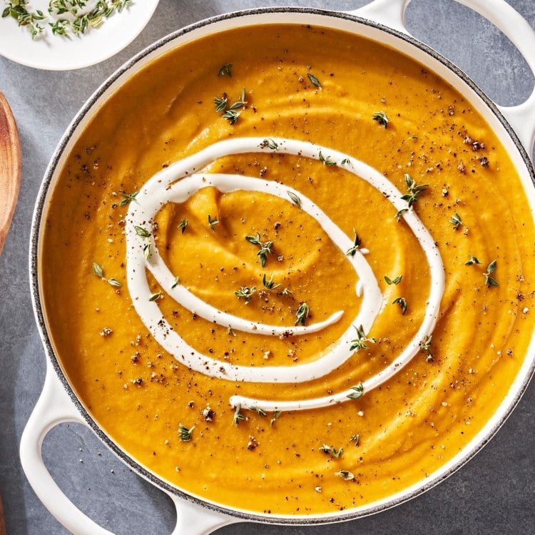 Kürbisssuppe mit Kokosmilch zubereiten