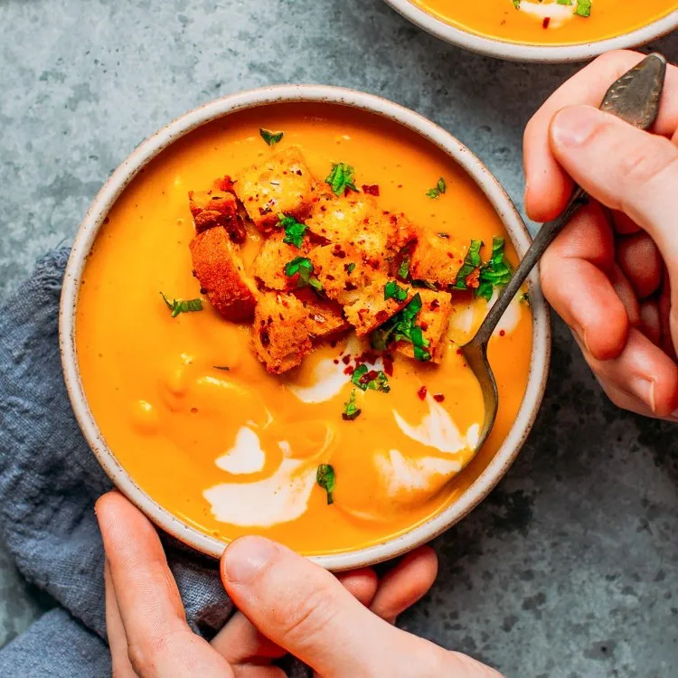 Kürbissuppe mit Orangensaft und Karotten und Möhren