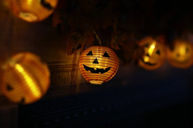 Leuchtende Girlande basteln aus bemalten Mini-Lampions und Lichterkette