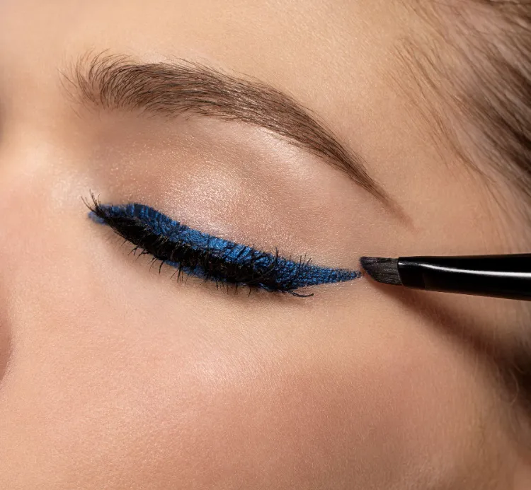 lidschatten als eyeliner verwenden geniale make up tricks