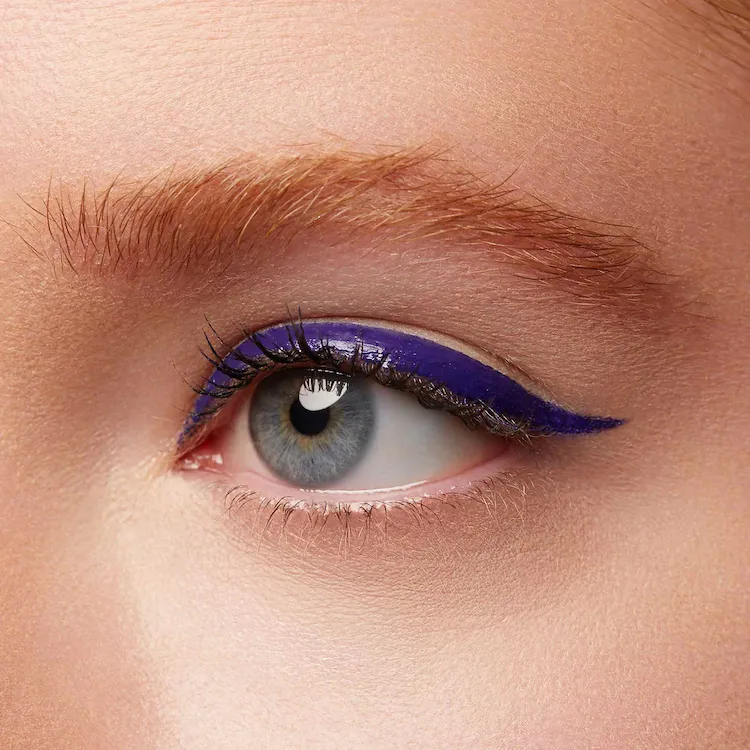 Lilafarbener Eyeliner für blaue Augen