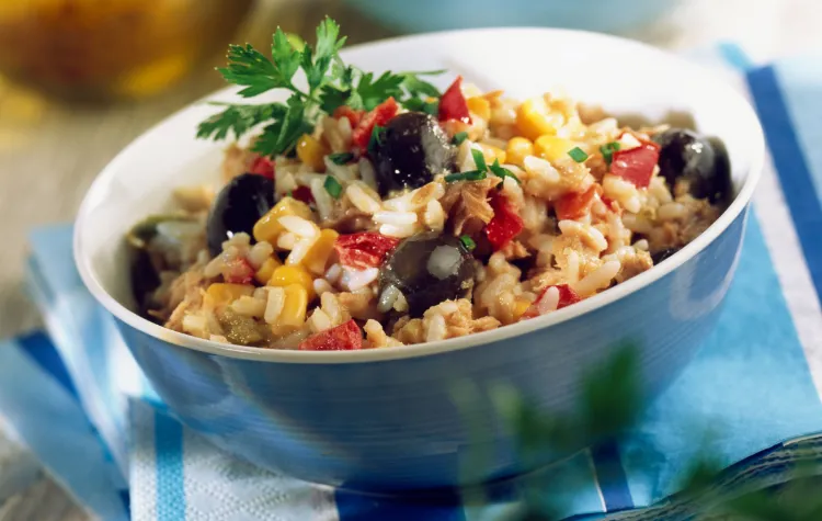 mediterraner reissalat mit thunfisch und feta gesunde salate abendessen