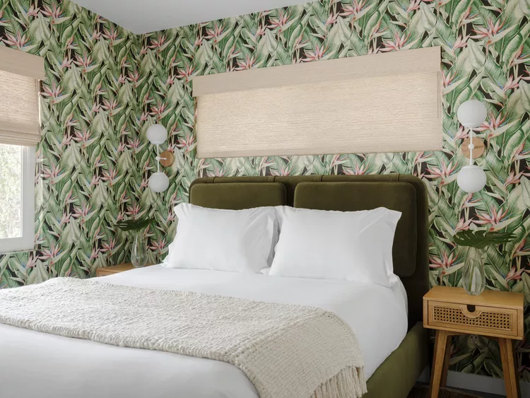 mit floralen mustern in grün und rosa ein schlafzimmer durch verwendung von tapeten im retro stil gestalten