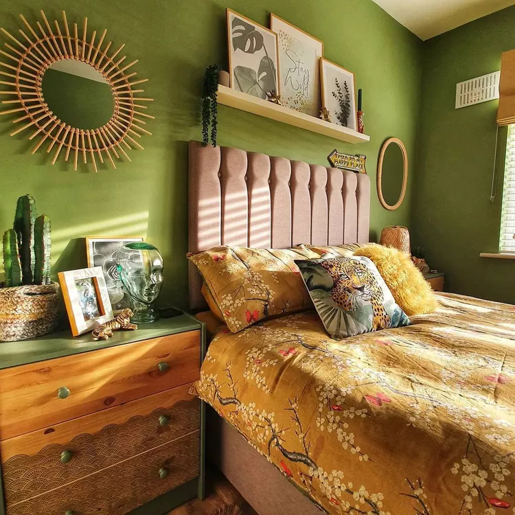 mit goldfarbenen Dekorationselementen und rosafarbenem Kopfteil Schlafzimmer in Grüntönen gestalten