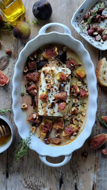 mit honig gebackener feta mit haselnüssen und feigen