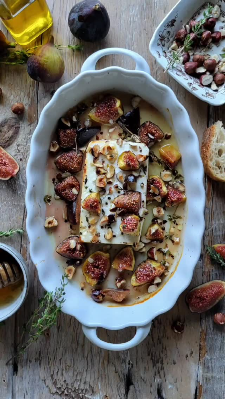 mit honig gebackener feta mit haselnüssen und feigen