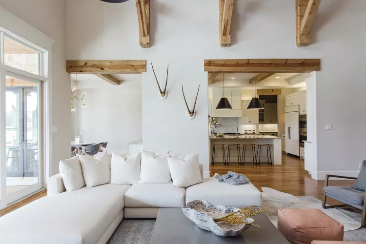 mit kontrastierenden holzfarben und weißen wänden auf moderne weise wohnzimmer rustikal einrichten