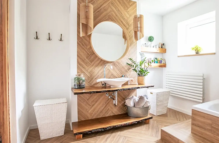 modern und rustikal gestaltetes badezimmer mit naturmaterialien wie holz und weißer wandfarbe