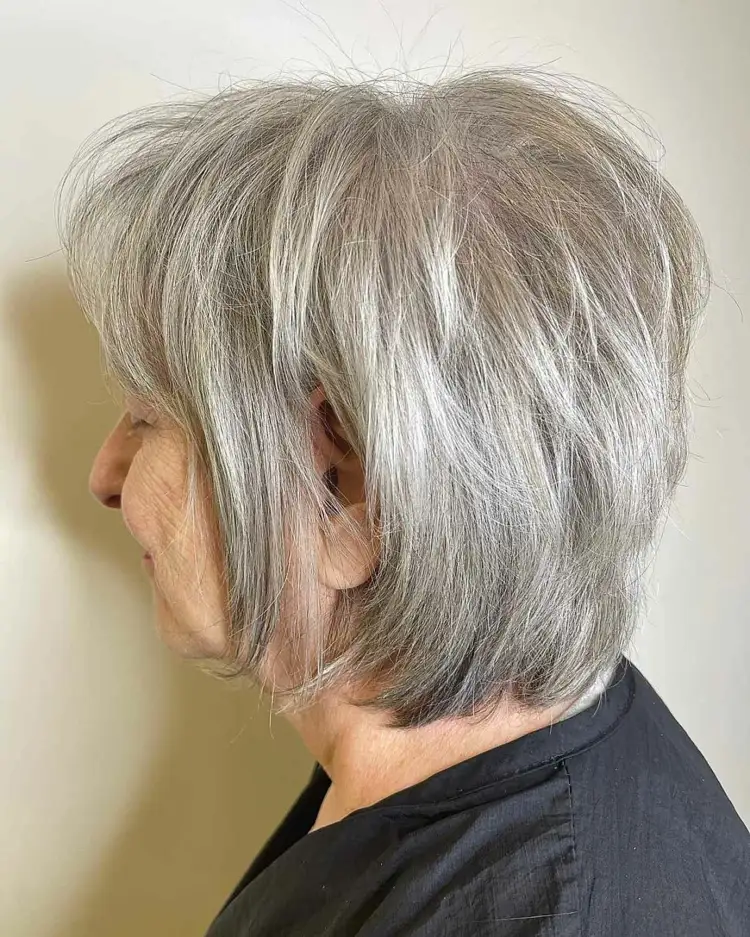 Moderner Haarschnitt für reife Damen mit dünnen Haaren für mehr Volumen