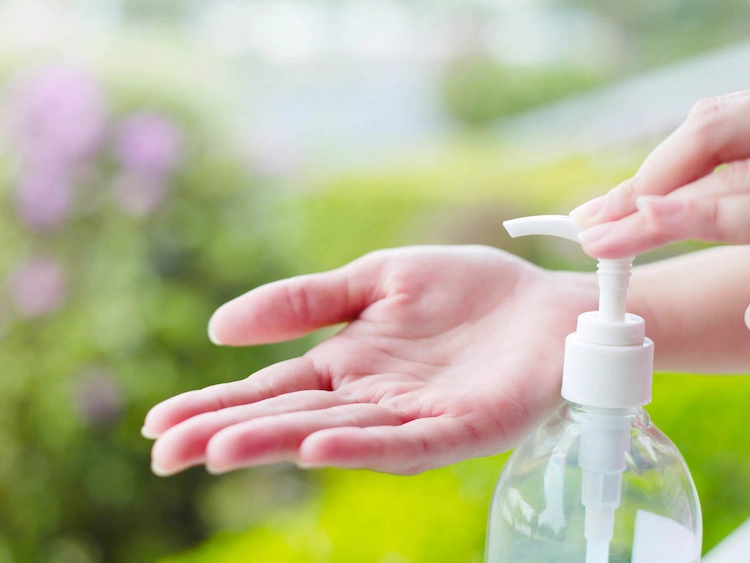 Nagellack mit Handdesinfektionsmittel beseitigen
