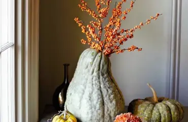 Nutzen Sie die Herbsternte, um einzigartige Kürbisvasen herzustellen