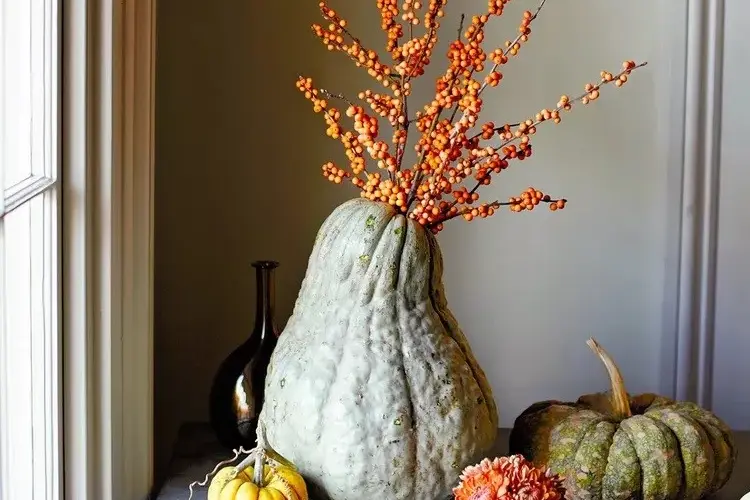 Nutzen Sie die Herbsternte, um einzigartige Kürbisvasen herzustellen