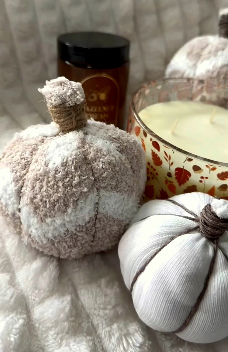 Plüschsocken wirken als Mini-Kürbis besonders kuschelig